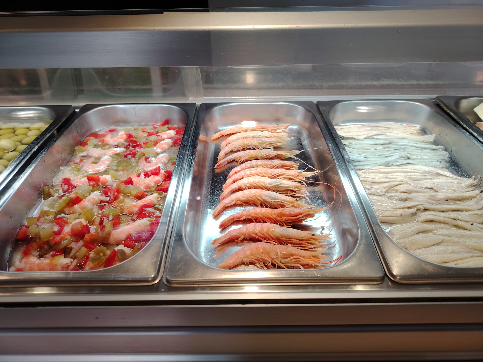 Gambas ensaladas y pescados